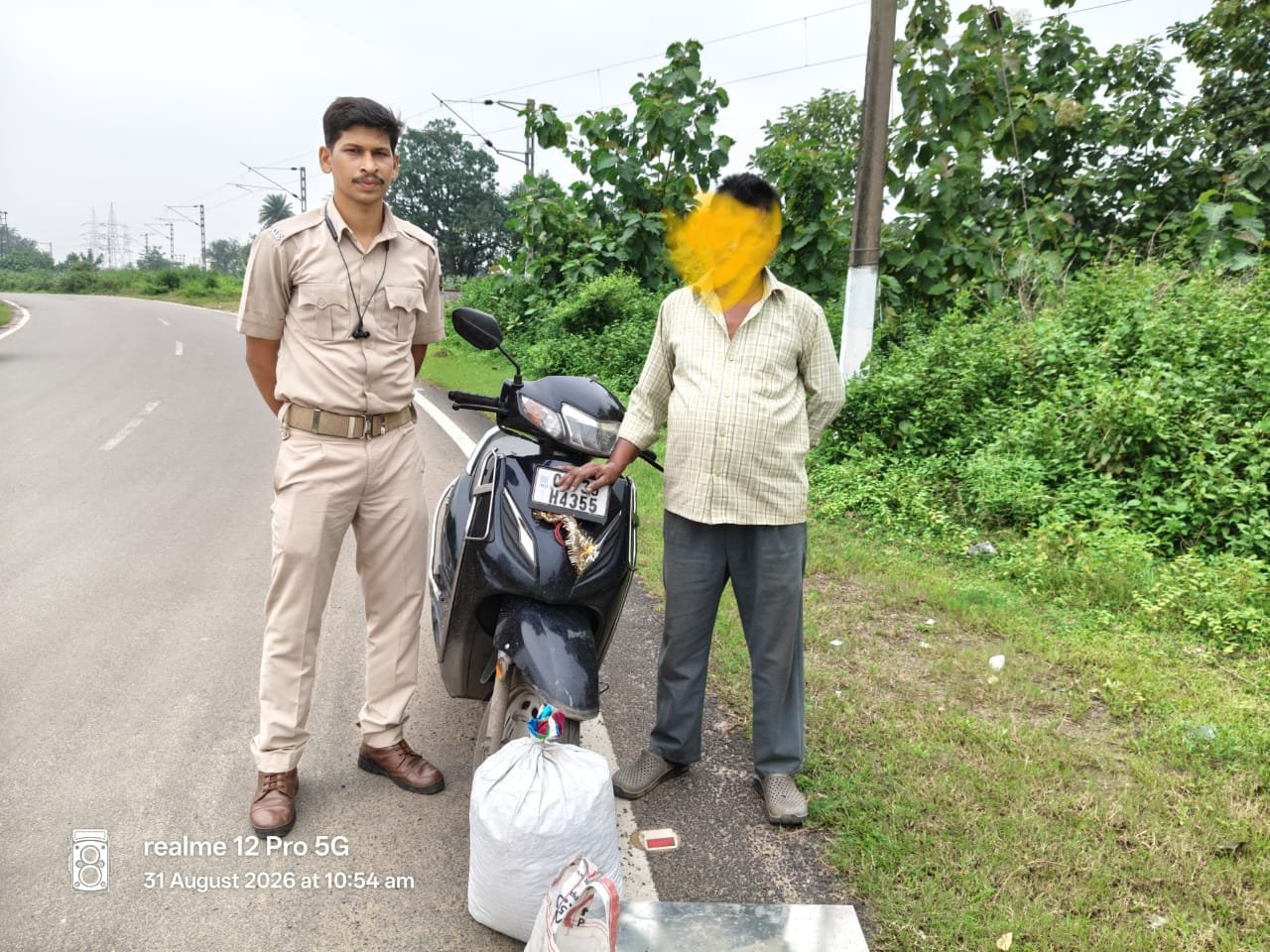 You are currently viewing ସ୍କୁଟିରେ ଗଞ୍ଜେଇ ଚାଲାଣ ବେଳେ ଅବକାରୀ ଚଢ଼ଉ: ଜଣେ ଗିରଫ