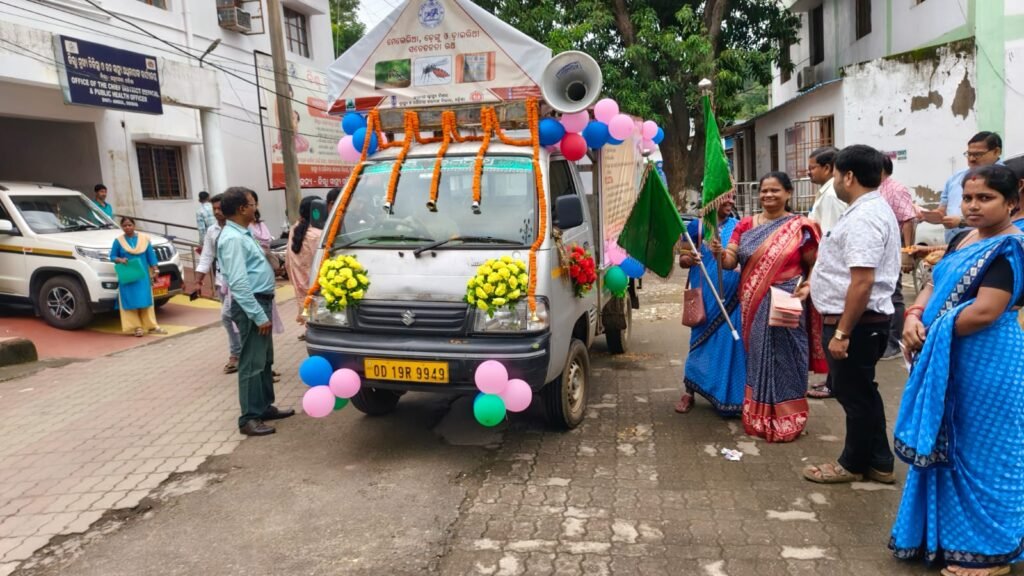 ଜିଲ୍ଲା ମୁଖ୍ୟାଳୟରୁ ଆରମ୍ଭ ହେଲା ସ୍ୱାସ୍ଥ୍ୟ ସଚେତନତା ରଥ: ୮ ବ୍ଲକରେ ୮ ରଥ ବୁଲି ମାସେ ଯାଏଁ ସଚେତନ କରିବ, ସିଡିଏମଓ ପତାକା ଦେଖାଇ ଶୁଭାରମ୍ଭ କଲେ