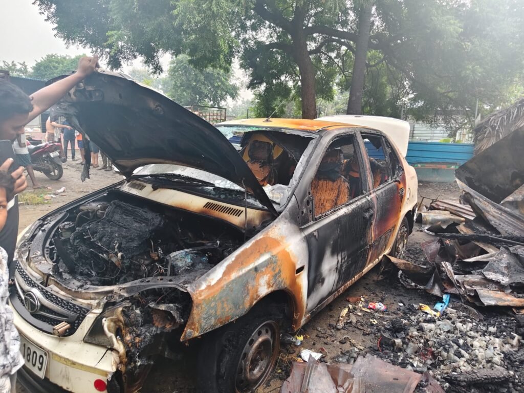 ଦୁର୍ବୃତ୍ତଙ୍କ ତାଣ୍ଡବ: ପେଟ୍ରୋଲ ଢାଳି ଜାଳିଦେଲେ ଦୋକାନ ଓ ଗାଡ଼ି