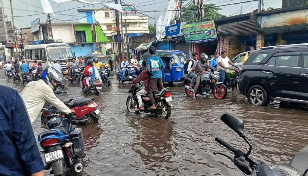 ଅସରାଏ ବର୍ଷାରେ ତାଳଚେରରେ ଜମୁଛି ପାଣି, ଖାଲଖମା ବଢ଼ାଉଛି ଦୁର୍ଘଟଣା ଆଶଙ୍କା