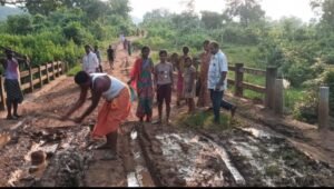 Read more about the article ରାସ୍ତା ନଥିଲା, ଶ୍ରମଦାନ କରି ନିଜେ ଗଢ଼ିଲେ ସମାଜସେବୀ; ଛୁଟୁଛି ଶୁଭେଚ୍ଛାର ସୁଅ