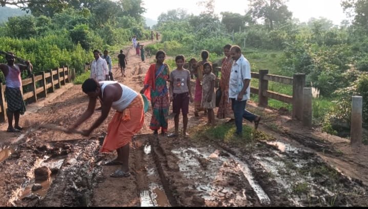 ରାସ୍ତା ନଥିଲା, ଶ୍ରମଦାନ କରି ନିଜେ ଗଢ଼ିଲେ ସମାଜସେବୀ; ଛୁଟୁଛି ଶୁଭେଚ୍ଛାର ସୁଅ