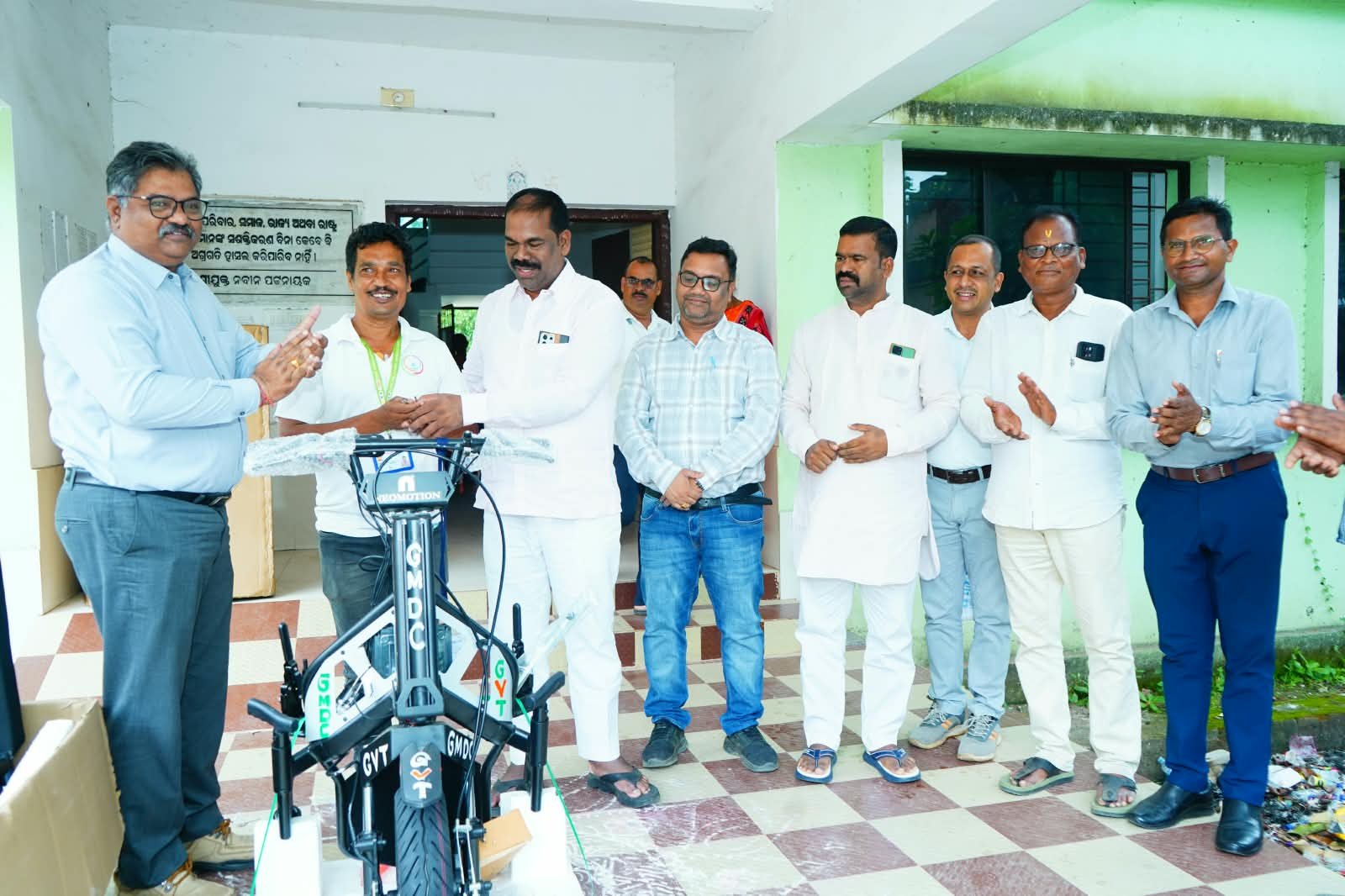 You are currently viewing ଦିବ୍ୟାଙ୍ଗ କ୍ରୀଡ଼ାବିତ୍‌ ସୁନୀଲଙ୍କୁ ମୋଟରଚାଳିତ ହ୍ୱିଲ୍‌ଚେୟାର ପ୍ରଦାନ