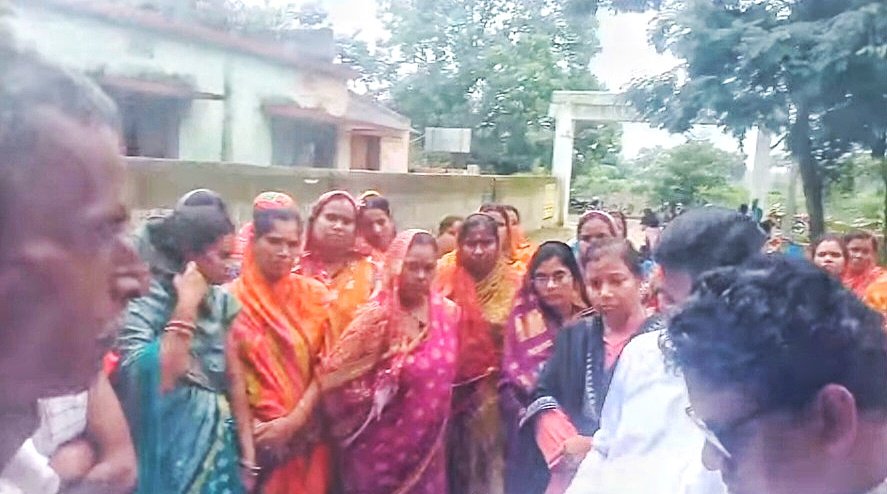 ଶିକ୍ଷକଙ୍କ ବଦଳିକୁ ବିରୋଧ, ବିଦ୍ୟାଳୟରେ ତାଲା ପକାଇଲେ ଗ୍ରାମବାସୀ
