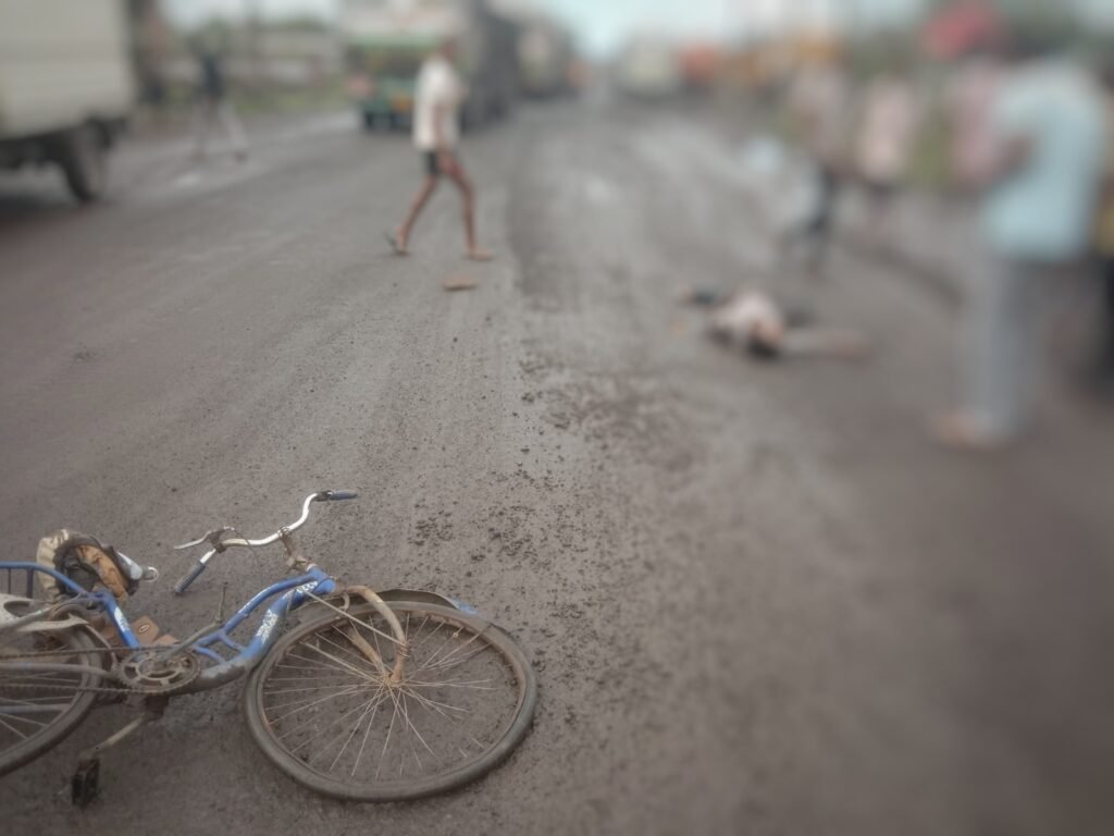 ଟ୍ରକ୍ ଧକ୍କାରେ ଯୁବକ ମୃତ, କ୍ଷତିପୂରଣ ଦାବିରେ ରାସ୍ତା ଅବରୋଧ