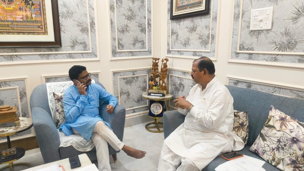 ପାଳଲହଡ଼ା ମେଡିକାଲରେ ଖାଲି ପଦବୀ ପୂରଣ ଦାବି: ସ୍ୱାସ୍ଥ୍ୟମନ୍ତ୍ରୀଙ୍କୁ ଭେଟିଲେ ବିଧାୟକ