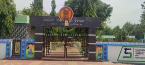 Read more about the article ପ୍ରଧାନ ଶିକ୍ଷୟିତ୍ରୀଙ୍କ ବଦଳିକୁ ନେଇ ଅସନ୍ତୋଷ, ତାଲା ପକାଇବାକୁ ଚେତାବନୀ