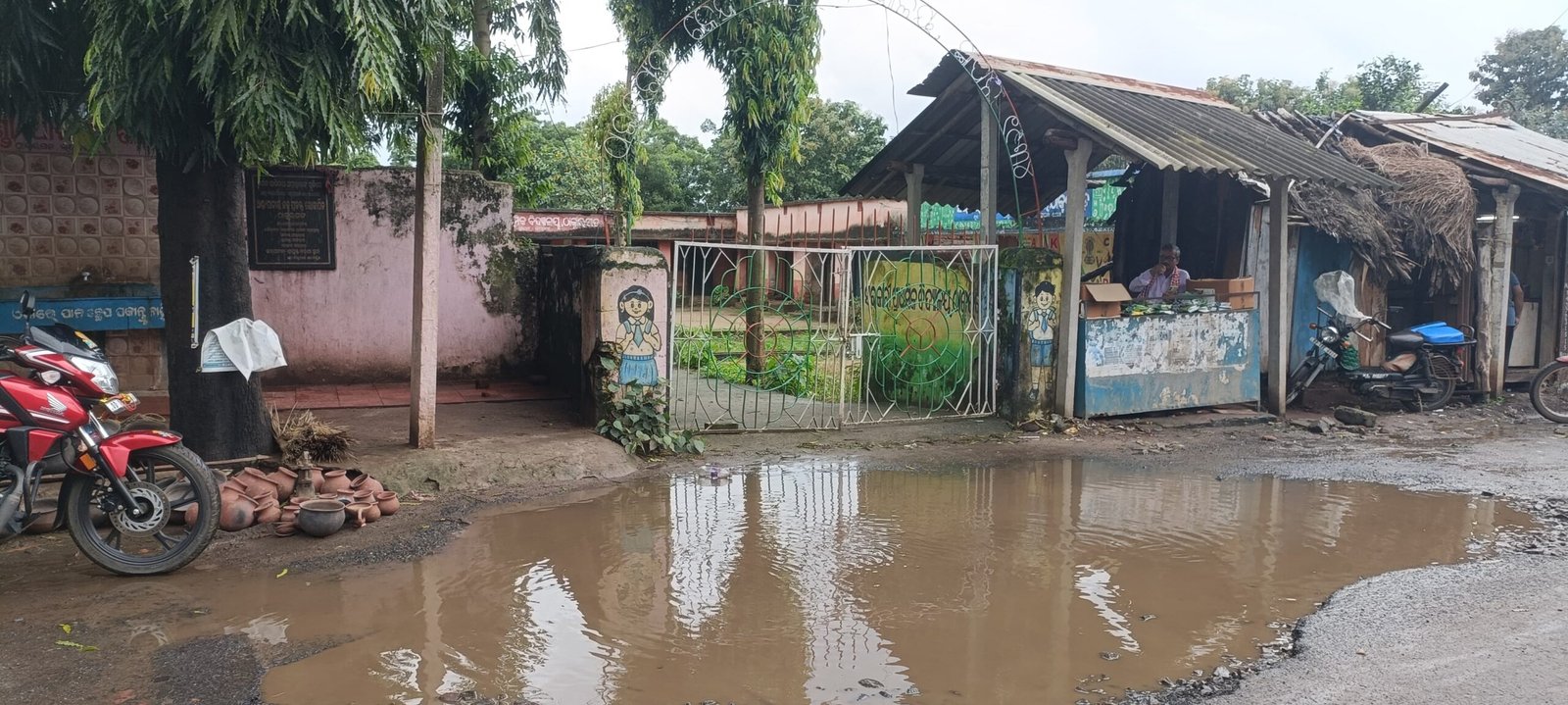 You are currently viewing ସ୍କୁଲ୍‌ ସମ୍ମୁଖ ରାସ୍ତାରେ ବିରାଟ ଗର୍ତ୍ତ, ବିପଦରେ ଛାତ୍ରଛାତ୍ରୀ