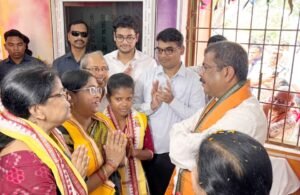 Read more about the article ବାମୁରରେ ‘ଆଙ୍ଗନ୍ କା ଉତ୍ସବ’ରେ ଯୋଗଦେଲେ ସାଂସଦ ଧର୍ମେନ୍ଦ୍ର ପ୍ରଧାନ