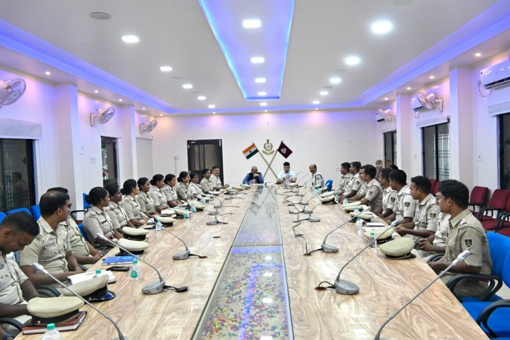 ନବନିଯୁକ୍ତ ସବ୍‌-ଇନ୍ସପେକ୍ଟରଙ୍କ ସହ ଡିଆଇଜିଙ୍କ ଆଲୋଚନା