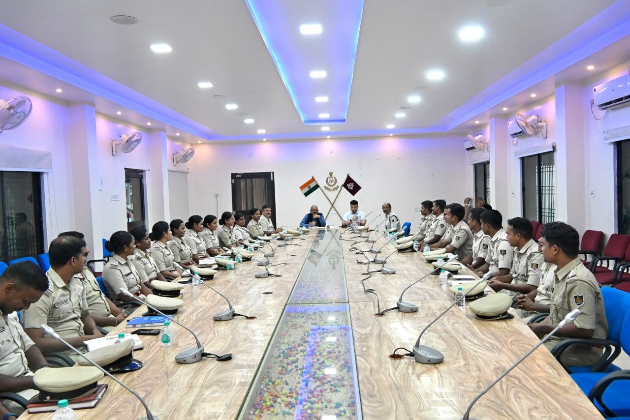 You are currently viewing ନବନିଯୁକ୍ତ ସବ୍‌-ଇନ୍ସପେକ୍ଟରଙ୍କ ସହ ଡିଆଇଜିଙ୍କ ଆଲୋଚନା