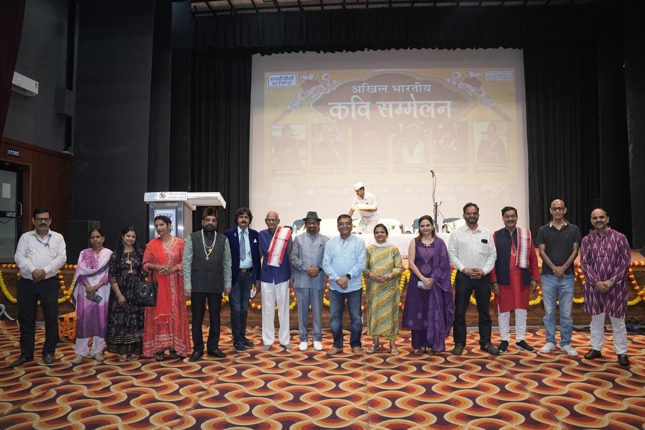 You are currently viewing ଅଖିଳ ଭାରତୀୟ ହାସ୍ୟକବି ସମ୍ମିଳନୀ : ହାସ୍ୟ, ବ୍ୟଙ୍ଗ, ଦେଶପ୍ରେମ କବିତା ପରିବେଷଣ କଲେ କବିଗଣ