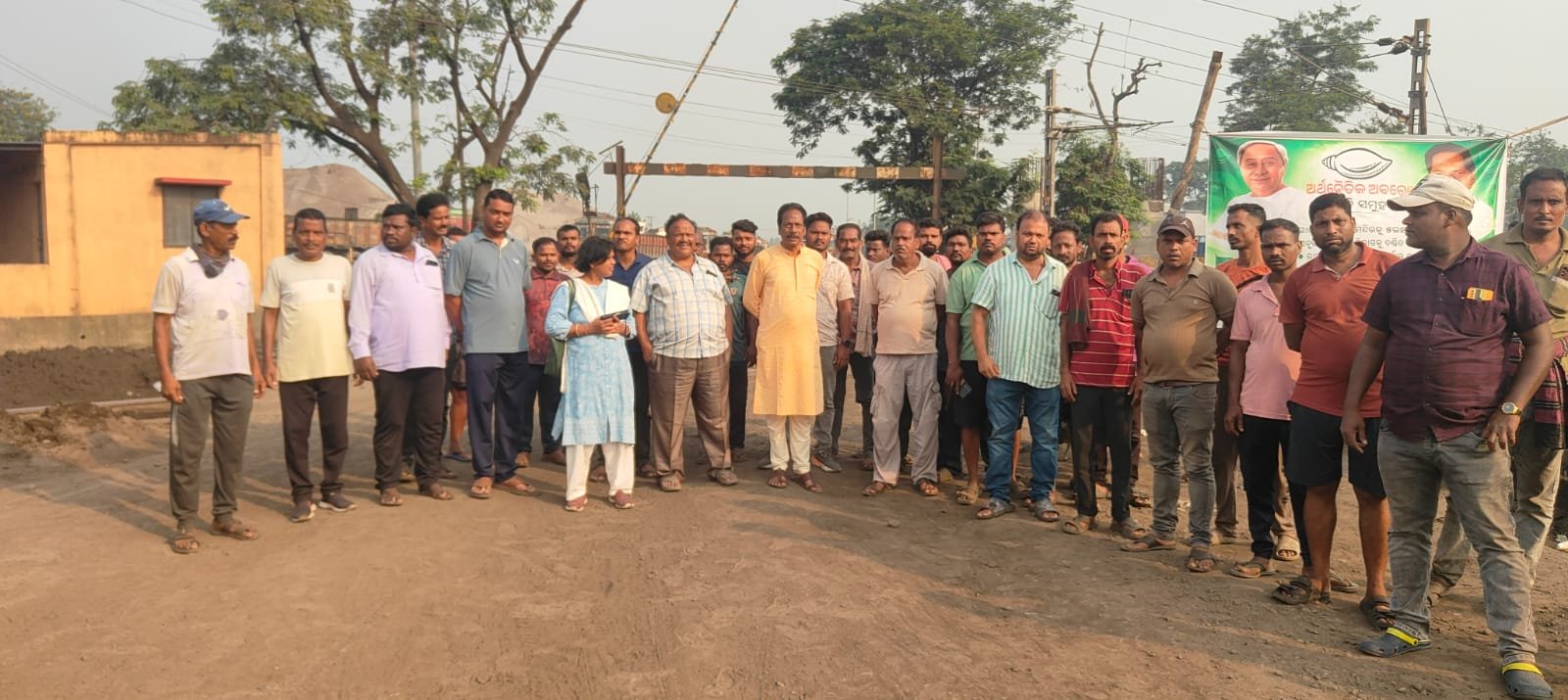 You are currently viewing ୧୪୯ ନମ୍ବର ଜାତୀୟ ରାଜପଥ ମରାମତି ଦାବିରେ ରାସ୍ତା ଓ ରେଳରୋକ