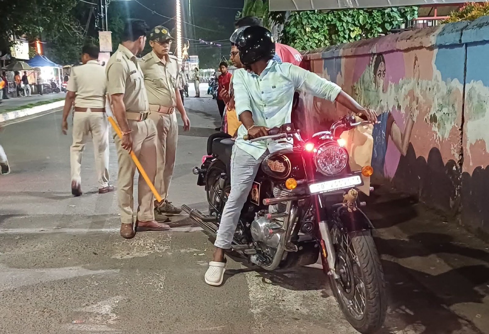 You are currently viewing ବିକଟାଳ ଶବ୍ଦ କରୁଥିବା ବାଇକ୍‌ ବିରୋଧରେ ପୁଲିସର କଡ଼ା କାର୍ଯ୍ୟାନୁଷ୍ଠାନ: ୧୫ରୁ ଅଧିକ ଗାଡ଼ି ଜବତ