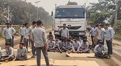 ଶ୍ୱାସରୁଦ୍ଧ କରୁଛି ଧୂଳି ଧୂଆଁ : ପ୍ରଶାସନିକ ଅବହେଳା ବିରୁଦ୍ଧରେ ତାଳଚେର କଲେଜ ଛାତ୍ରଛାତ୍ରୀଙ୍କ ବିକ୍ଷୋଭ