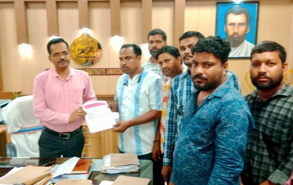 ବିଦ୍ୟୁତ୍ ଠିକା ଶ୍ରମିକଙ୍କ ଛଟେଇ ବନ୍ଦ ଦାବି: ମୁଖ୍ୟମନ୍ତ୍ରୀଙ୍କ ଉଦ୍ଦେଶ୍ୟରେ ଏଡିଏମ୍‌ଙ୍କୁ ଦାବିପତ୍ର