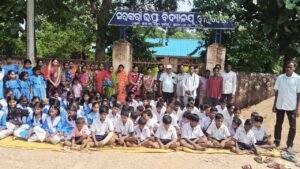 Read more about the article ଶିକ୍ଷୟିତ୍ରୀଙ୍କ ବଦଳିକୁ ବିରୋଧ, ବିଦ୍ୟାଳୟରେ ତାଲା ପକାଇଲେ ଅଭିଭାବକ
