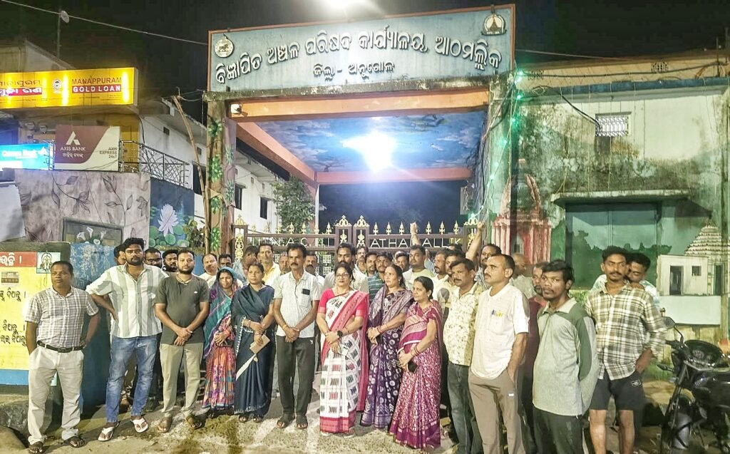 ମହେନ୍ଦ୍ର ସାହୁଙ୍କ ବହିଷ୍କାରରୁ ବିଜେଡିରେ ବିଦ୍ରୋହର ସ୍ୱର! ଆଠମଲ୍ଲିକରେ ଦଳକୁ ଝଟକା, ଏନ୍‌ଏସି ଅଧ୍ୟକ୍ଷା, ଉପାଧ୍ୟକ୍ଷଙ୍କ ସମେତ ୬ କାଉନସିଲରଙ୍କ ଇସ୍ତଫା