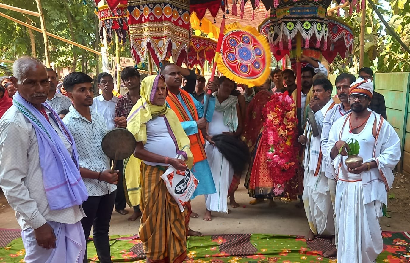 You are currently viewing ଲଙ୍ଗୁଳିଆବେଡ଼ାରେ ମା’ ଗ୍ରାମେଶ୍ୱରୀଙ୍କ ବାର୍ଷିକ ଯାତ୍ରା: ଘଣ୍ଟ, ଶଙ୍ଖ ଓ ହରିବୋଲ ଧ୍ୱନିରେ କମ୍ପିଲା ଗାଁ; ଦର୍ଶନ କଲେ ବିଧାୟକ