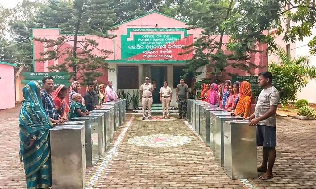 ଶସ୍ୟ ସଂରକ୍ଷଣ ଦ୍ୱାରା ମଣିଷ-ବନ୍ୟଜନ୍ତୁ ସଂଘର୍ଷ ହ୍ରାସ ପାଇଁ ପ୍ରୟାସ: ବନ୍ତଳା ଓ ଛେଣ୍ଡିପଦା ରେଞ୍ଜରେ ପ୍ରଭାବିତ ପରିବାରଙ୍କୁ ବାୟୁରୋଧୀ ଡବା ବଣ୍ଟନ