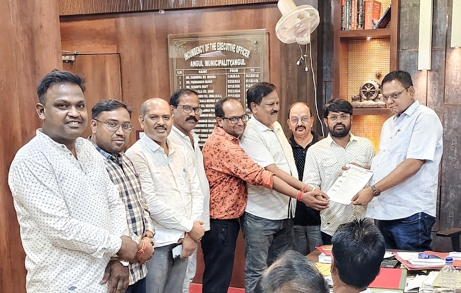 ଅନୁଗୋଳ ସହରରେ ଧୂଳି ପ୍ରଦୂଷଣ ନିୟନ୍ତ୍ରଣ ଓ ପରିସ୍ରାଗାର ପାଇଁ ଦାବି: ନିର୍ବାହୀ ଅଧିକାରୀଙ୍କୁ ଭେଟିଲା ‘ଆମ ଅନୁଗୋଳ ଆମ ଗୌରବ’