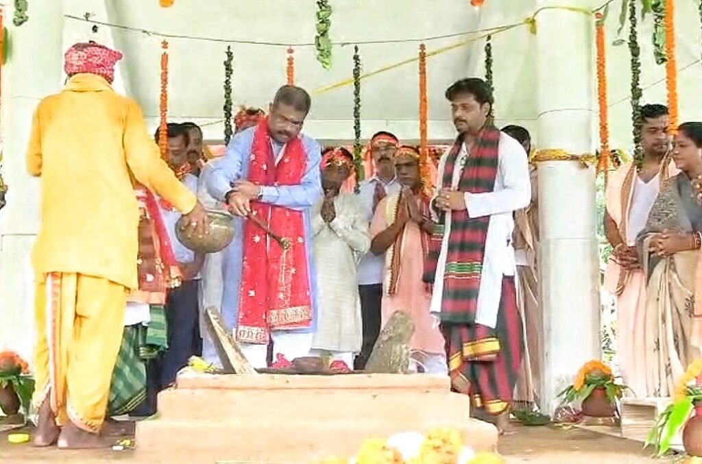 ମା’ ଦୁର୍ଗାଙ୍କ ଦର୍ଶନ କଲେ ସାଂସଦ ଧର୍ମେନ୍ଦ୍ର ପ୍ରଧାନ: କହିଲେ- ଶକ୍ତି, ଭକ୍ତି ଓ ବିଶ୍ୱାସର ପ୍ରତୀକ ମା’ ଦୁର୍ଗା